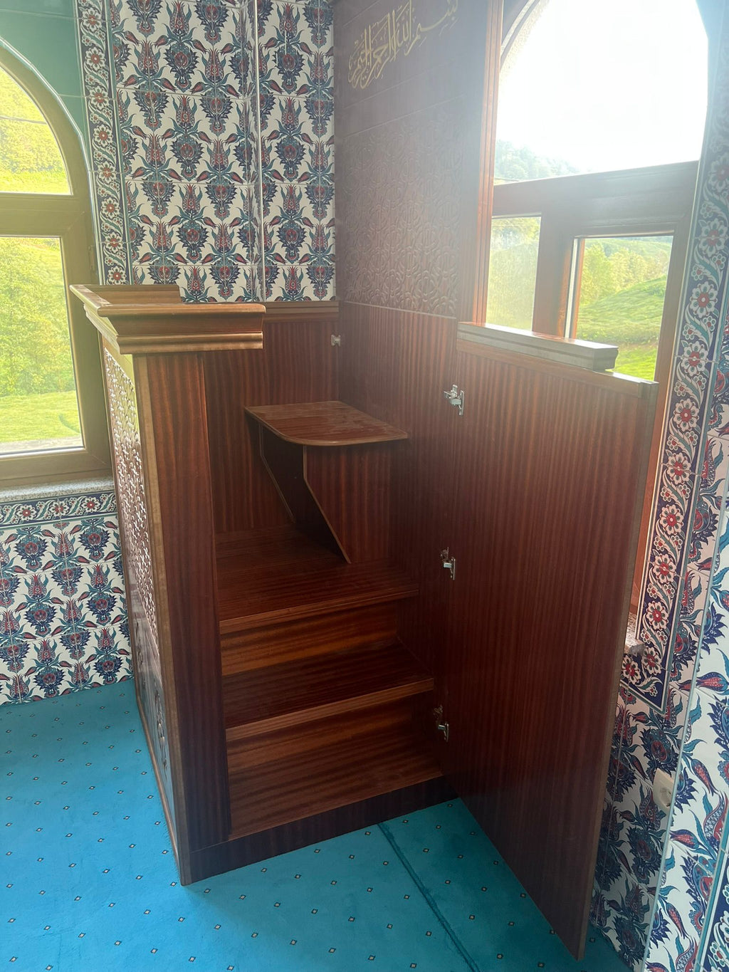 Modern Vaaz Kürsüsü – CNC İşlemeli, Modüler ve Dayanıklı Tasarım